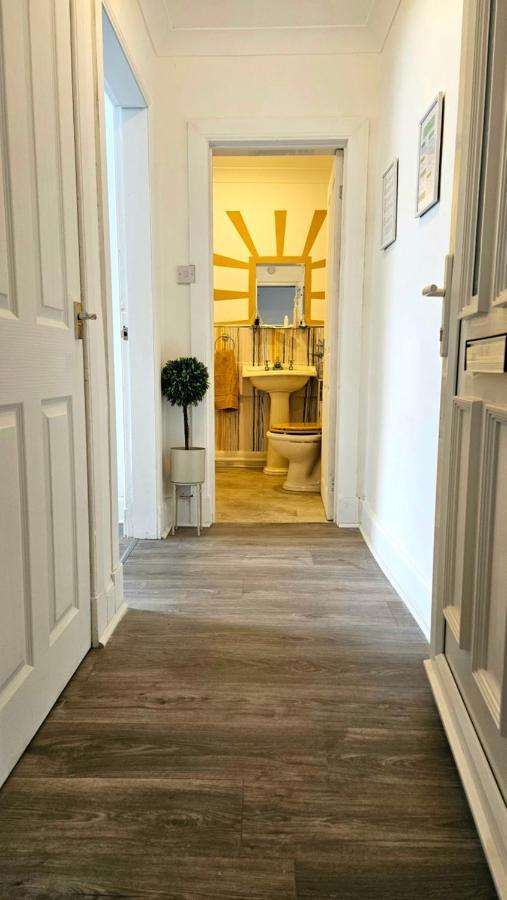 Darvel The Ferns - Shared Garden Apartment With Parking מראה חיצוני תמונה